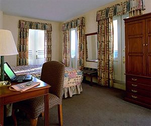 Seaport Inn room